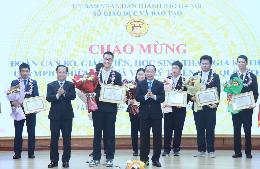 Lãnh đạo Sở GD&ĐT trao thưởng cho học sinh giành huy chương tại kỳ thi IOAA 2025.