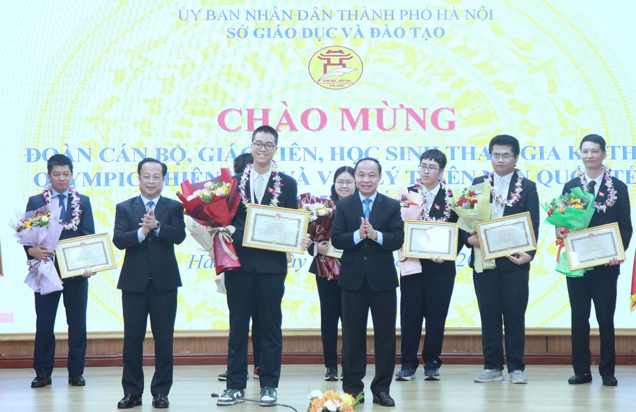 Lãnh đạo Sở GD&ĐT trao thưởng cho học sinh giành huy chương tại kỳ thi IOAA 2025.