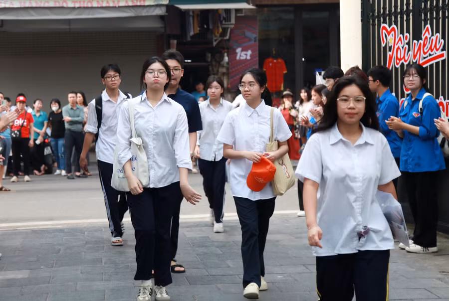 Các thí sinh tại điểm thi Trường THCS Nguyễn Du (quận Hoàn Kiếm).