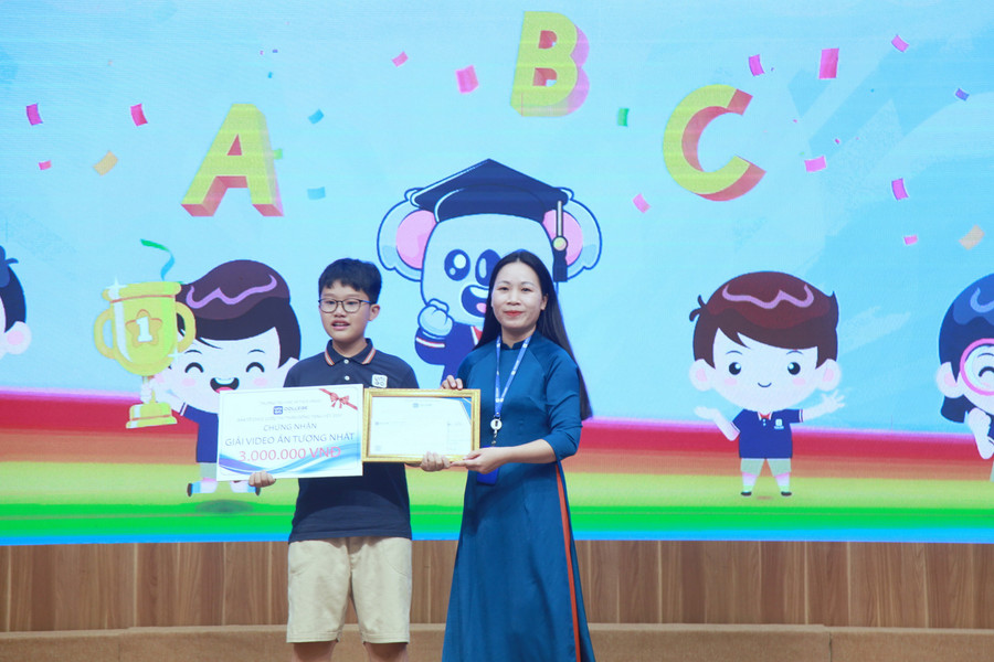 Bà Thân Thị Phượng, Phó Hiệu trưởng Trường TH&THCS Unigo trao giải Video ấn tượng nhất img-0727.jpg