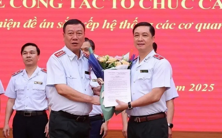Ông Đoàn Hồng Phong - Tổng Thanh tra Chính phủ, trao quyết định bổ nhiệm cho ông Nguyễn Đức Cường. ndc.jpg