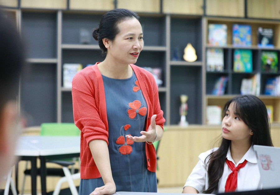 Nhà giáo Nguyễn Thị Thu Hà - Hiệu trưởng Trường THCS Trưng Vương, quận Hoàn Kiếm là một trong 35 nhà giáo Hà Nội vừa được phong tặng danh hiệu Nhà giáo ưu tú