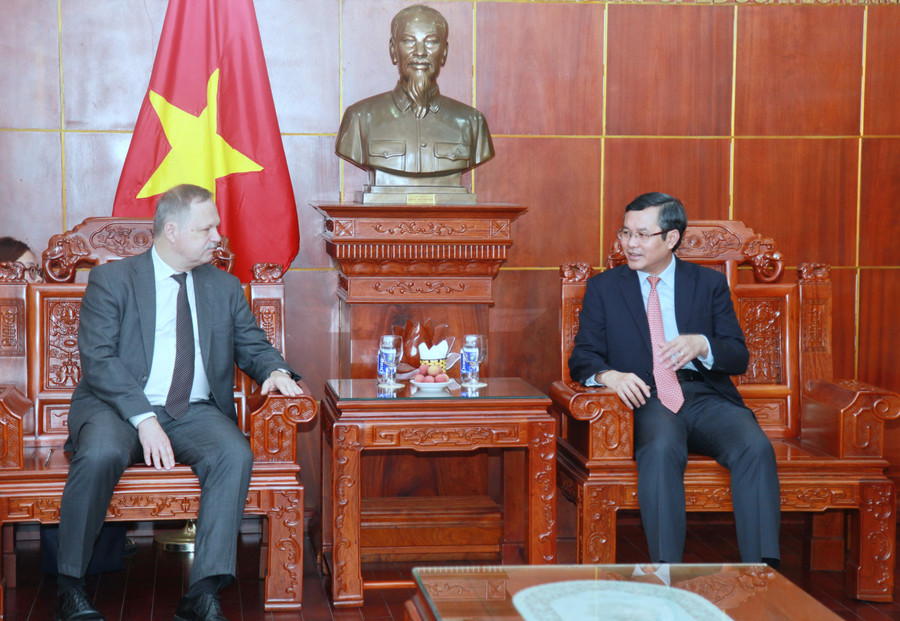 Thứ trưởng Nguyễn Văn Phúc trao đổi tại buổi tiếp. img-0012.jpg