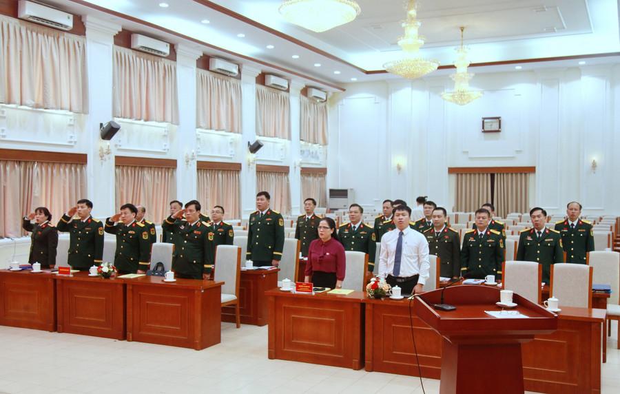 Các đại biểu thực hiện nghi thức chào cờ, hát quốc ca và quốc tế ca. img-0047.jpg