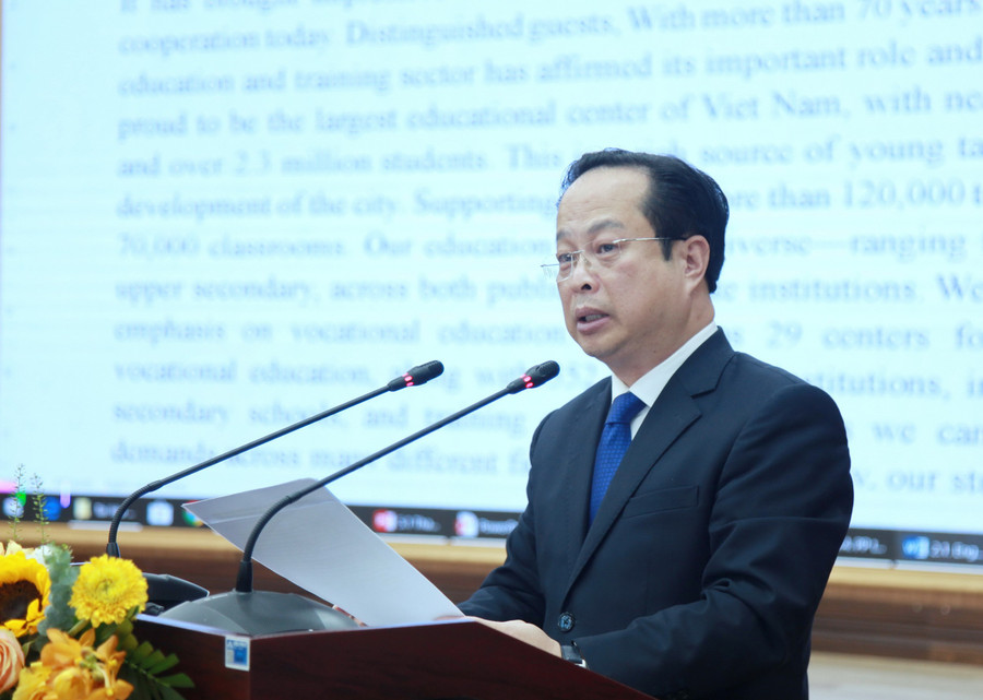 Giám đốc Sở GD&ĐT Hà Nội Trần Thế Cương phát biểu chào mừng. img-0039.jpg