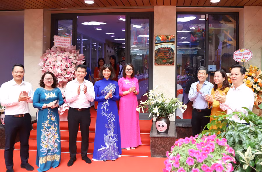 Các đại biểu thực hiện nghi thức khánh thành công trình.