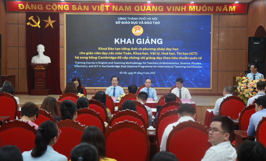 Giám đốc Sở GD&ĐT Hà Nội Trần Thế Cương dành thời gian trao đổi, lắng nghe tâm tư, nguyện vọng của các học viên tham gia khóa học. img-0136.jpg