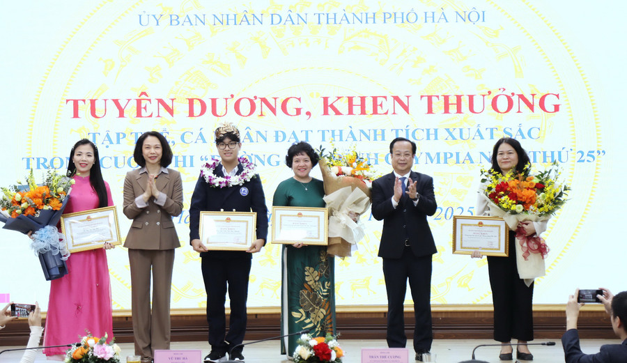Lãnh đạo TP Hà Nội, Sở GD&ĐT Hà Nội trao thưởng cho các tập thể, cá nhân. img-0134.jpg