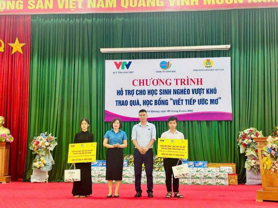 Phó Chủ tịch Công đoàn Giáo dục Việt Nam Đặng Hoàng Anh cùng đại diện Quỹ Tấm lòng Việt trao các suất học bổng cho các em học sinh. image007.jpg