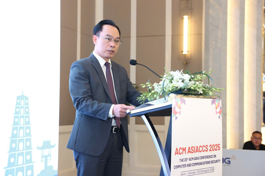 Thứ trưởng Bộ GD&ĐT Hoàng Minh Sơn phát biểu khai mạc hội thảo. 3.jpg
