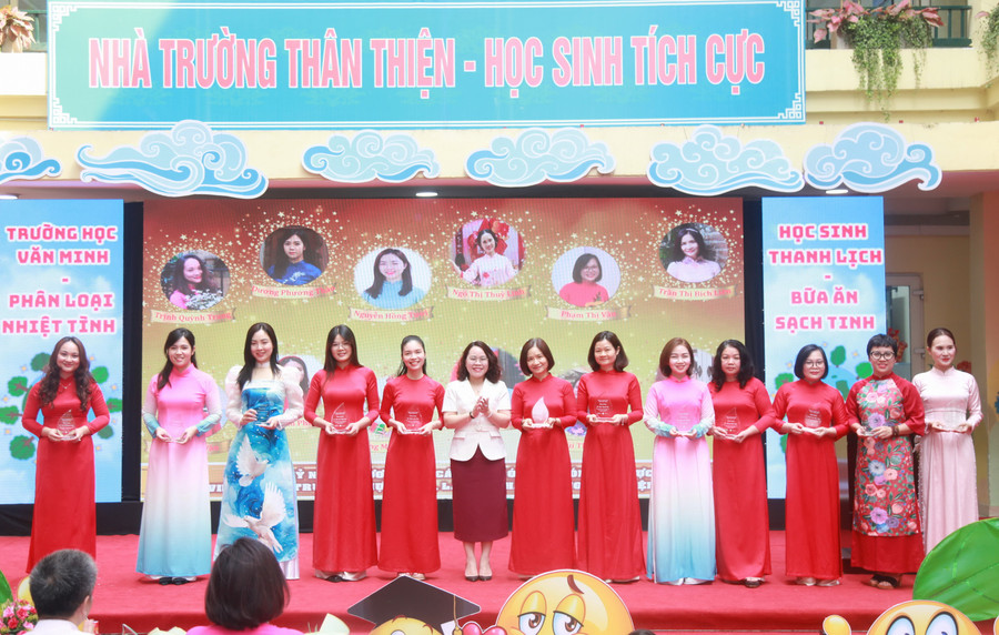 Trưởng Phòng GD&ĐT quận Hoàn Kiếm Trịnh Ngọc Trâm trao kỷ niệm chương cho các cá nhân có đóng góp tích cực. img-0488.jpg