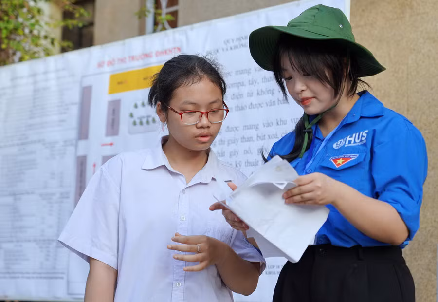 Thí sinh dự thi lớp 10 Trường THPT chuyên Khoa học Tự nhiên ngày 1/6.