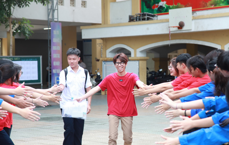 Những thí sinh đầu tiên hoàn thành bài thi tại điểm thi Trường THPT Trần Nhân Tông. img-0386.jpg