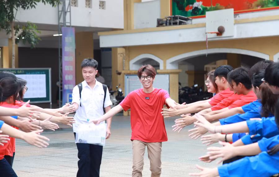 Thí sinh dự thi môn Ngữ văn - sáng 26/6 tại Điểm thi Trường THPT Trần Nhân Tông (Hà Nội).