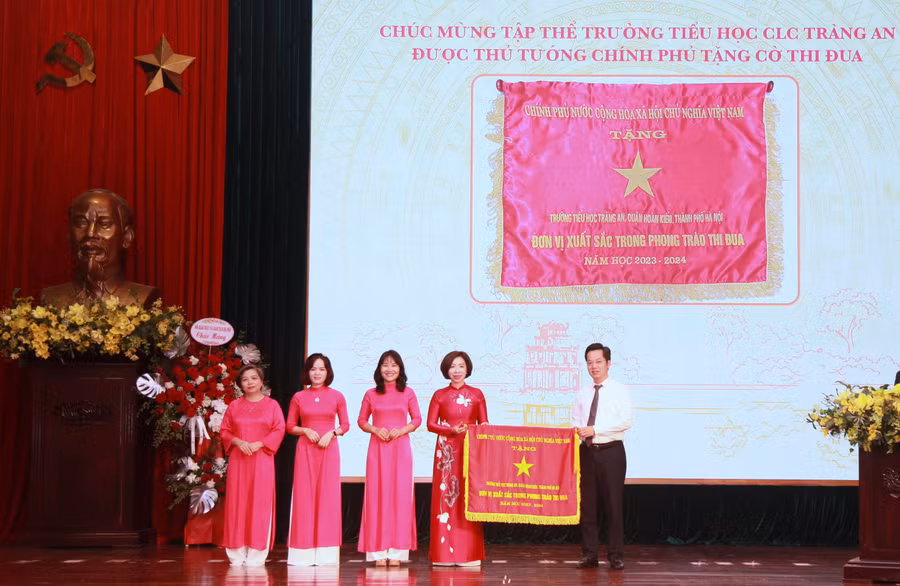 Bí thư Quận ủy Hoàn Kiếm trao Cờ thi đua của Thủ tướng Chính phủ cho Trường Tiểu học Tràng An.