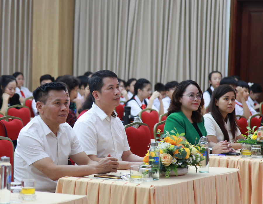 Các đại biểu dự buổi lễ. img-0195.jpg