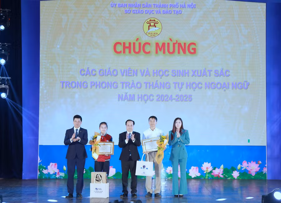 Ban tổ chức trao giải thưởng cho các giáo viên và học sinh xuất sắc trong phong trào tháng tự học ngoại ngữ.