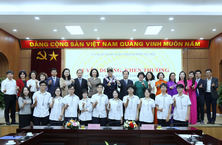 Lãnh đạo TP Hà Nội, Sở GD&ĐT Hà Nội cùng các thầy cô giáo chúc mừng thành tích của Bảo Khánh. img-0219.jpg