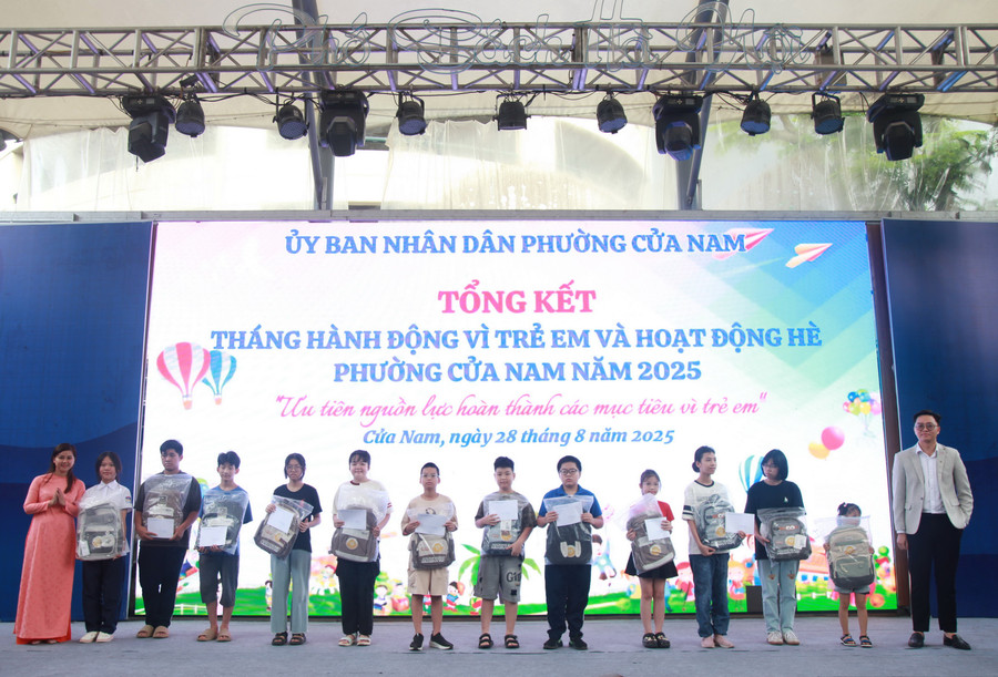 Bà Phạm Ngọc Thúy - Trưởng phòng Văn hóa Xã hội phường Cửa Nam trao quà cho các học sinh. img-0296.jpg