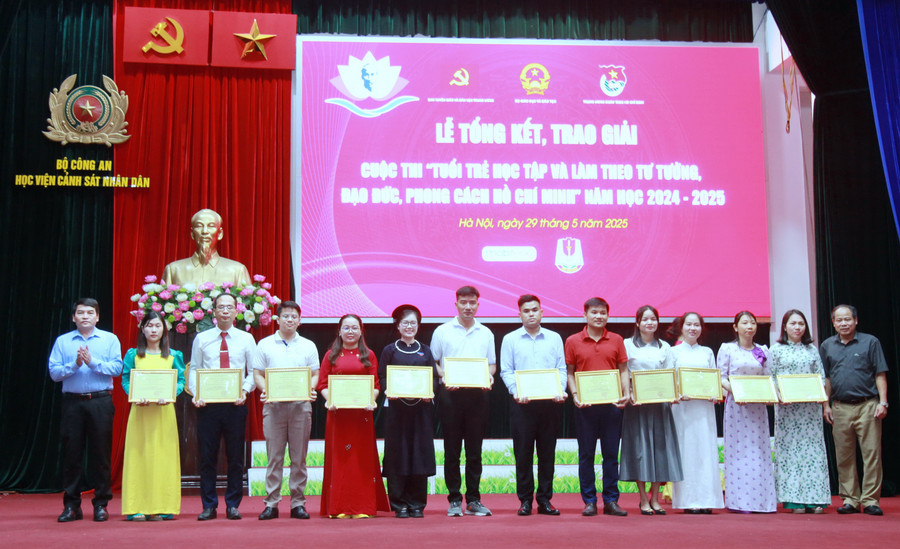 Ban tổ chức trao thưởng cho các thí sinh đoạt giải Ba. img-0004.jpg