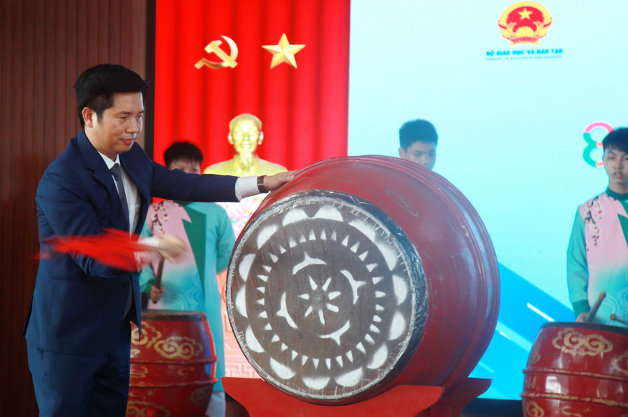 Hiệu trưởng Trường THPT Đỗ Mười Đỗ Văn Nam đánh trống khai giảng năm học mới. img-0264.jpg