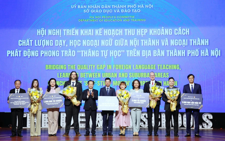 Lãnh đạo Sở GD&ĐT Hà Nội nhận tài trợ từ các đơn vị đồng hành cho "Tháng tự học ngoại ngữ"