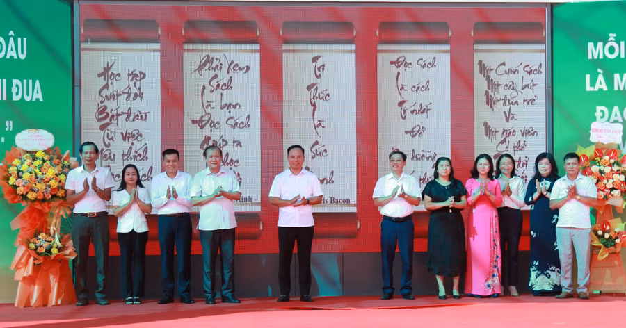 Các đại biểu thực hiện nghi thức phát động.