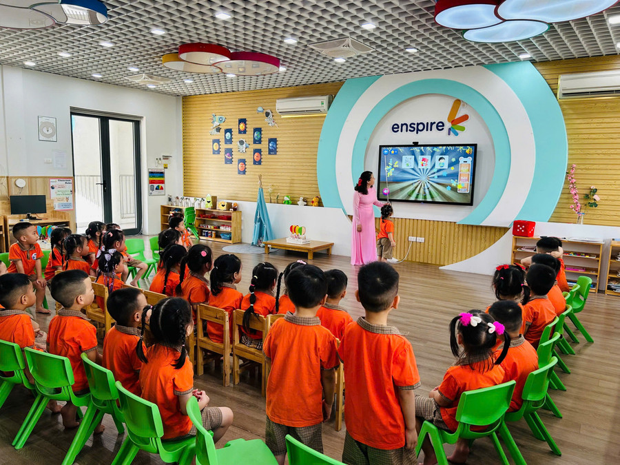 Trường mầm non Tuổi thơ tiên phong ứng dụng CNTT trong giảng dạy. z6979236666734-725e9afa448d3987f286e9d331ffdca9-7e07f.jpg