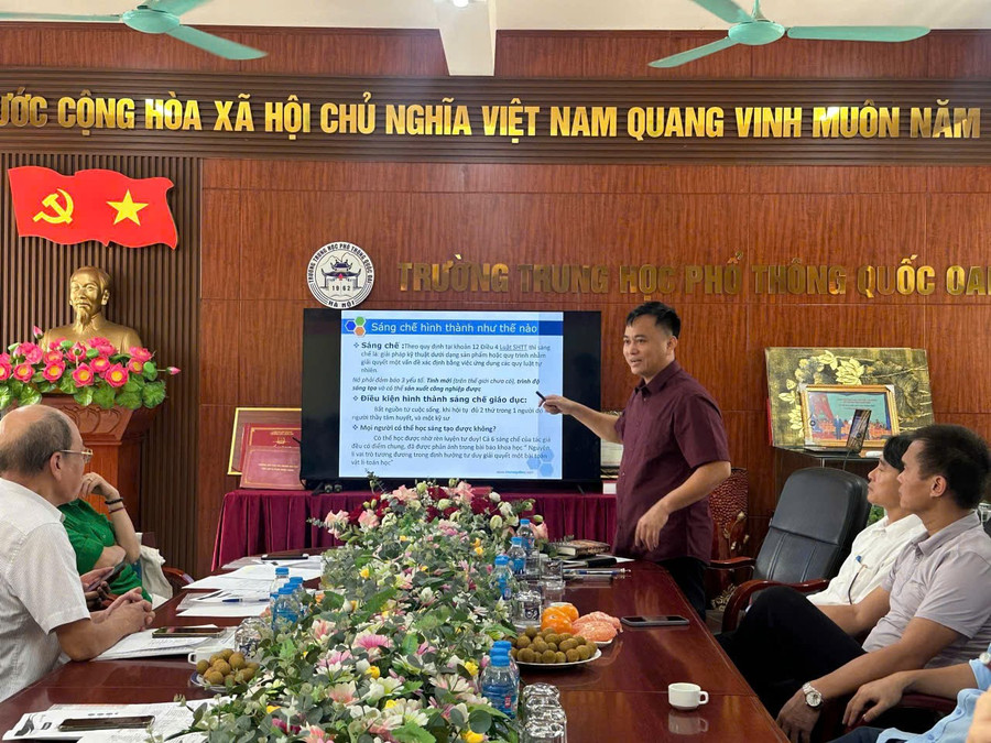 Thầy Nghiêm Hồng Trung trình bày sáng chế trước hội đồng. z7118372024193-e4e3c91260715e7aa0cd562c6f58f985.jpg