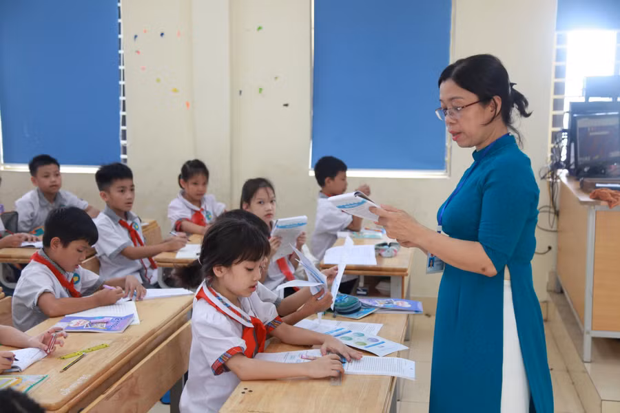 Học sinh Trường Tiểu học Nam Phương Tiến A trở lại trường sau thời gian nghỉ hè.