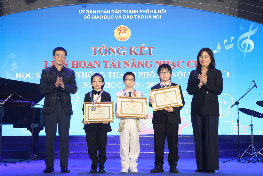 Ông Nguyễn Ngọc Ân - Chủ tịch Công đoàn Giáo dục Việt Nam và bà Miki Nozawa - Trưởng Ban Giáo dục UNESCO tại Việt Nam trao thưởng cho các thí sinh.