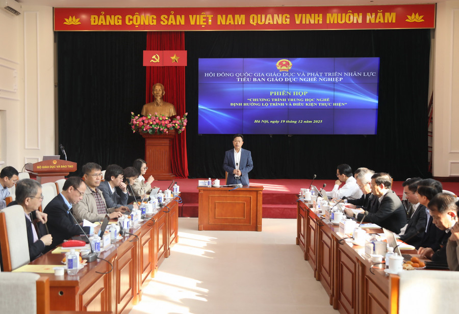 Thứ trưởng Bộ GD&ĐT Lê Quân chủ trì phiên họp.