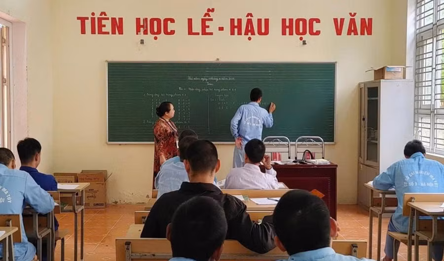 Lớp học xóa mù chữ tại cơ sở cai nghiện ma túy số 2 Hà Nội.