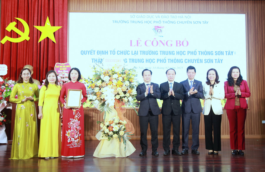 Lãnh đạo Sở GD&ĐT Hà Nội trao quyết định trao quyết định của UBND TP Hà Nội về việc tổ chức lại Trường THPT Sơn Tây thành Trường THPT chuyên Sơn Tây.