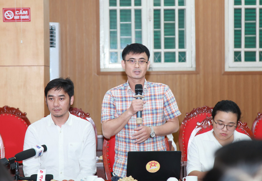 Thầy Trần Văn Tuấn, giáo viên Trường THPT chuyên Chu Văn An. img-0042.jpg