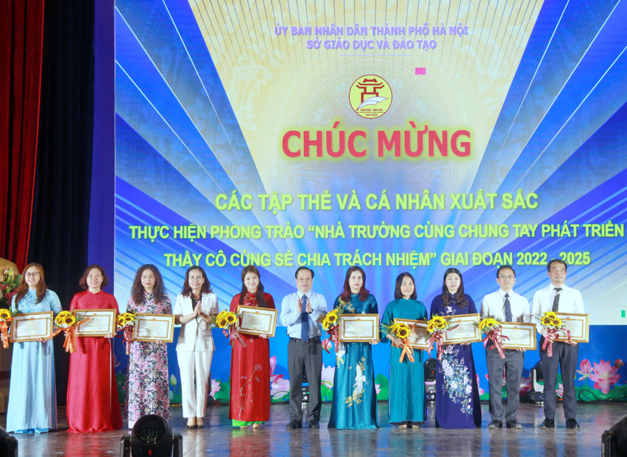Giám đốc Sở GD&ĐT Hà Nội Trần Thế Cương, Phó Giám đốc Sở GD&ĐT Hà Nội Vương Hương Giang chúc mừng các cá nhân xuất sắc trong thực hiện phong trào. img-0670.jpg