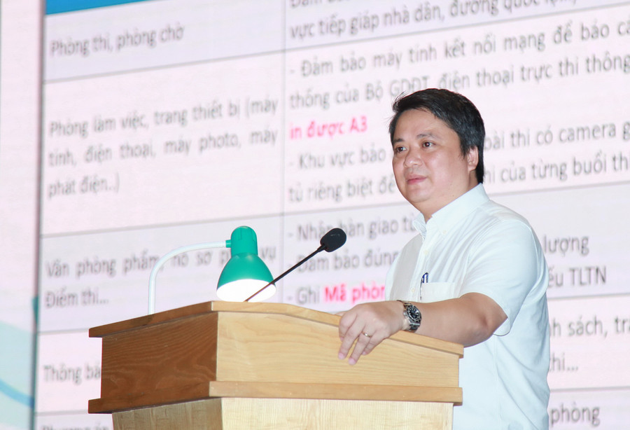 Trưởng phòng Quản lý thi và Kiểm định chất lượng giáo dục (Sở GD&ĐT Hà Nội) Nghiêm Văn Bình hướng dẫn cán bộ tham gia công tác làm thi nội dung chi tiết về nghiệp vụ coi thi. img-0019.jpg