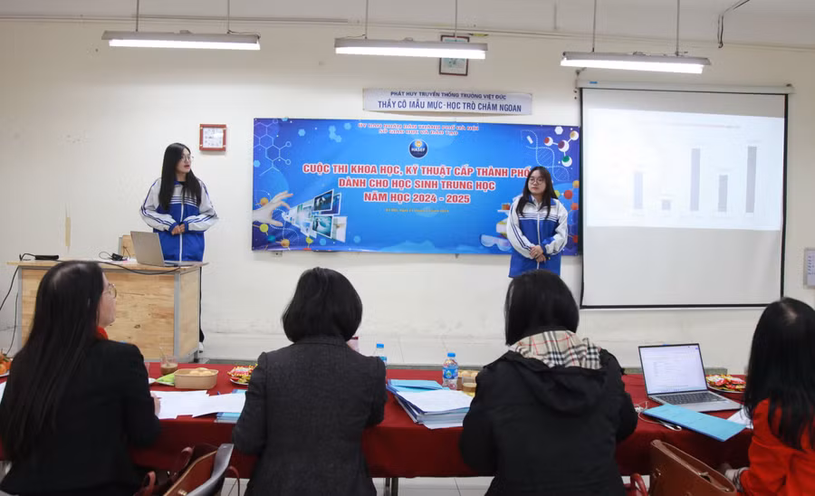 Học sinh trình bày ý tưởng đề tài trước Ban Giám khảo.