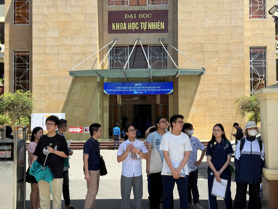 Các thí sinh dự thi vào Trường THPT chuyên Khoa học Tự nhiên.
