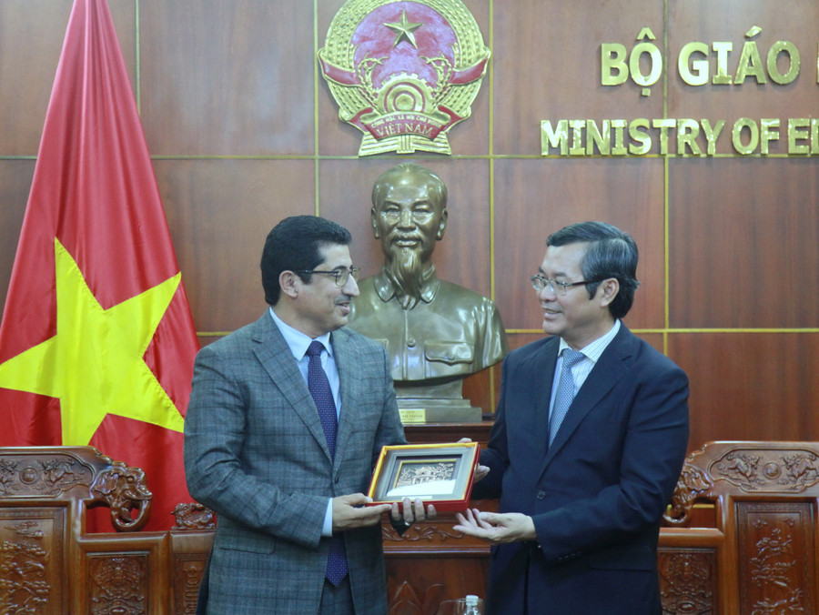 អនុរដ្ឋមន្ត្រី Nguyen Van Phuc ជូនអំណោយដល់លោក Mansour Ali Saeed Bajash។ img-0062.jpg
