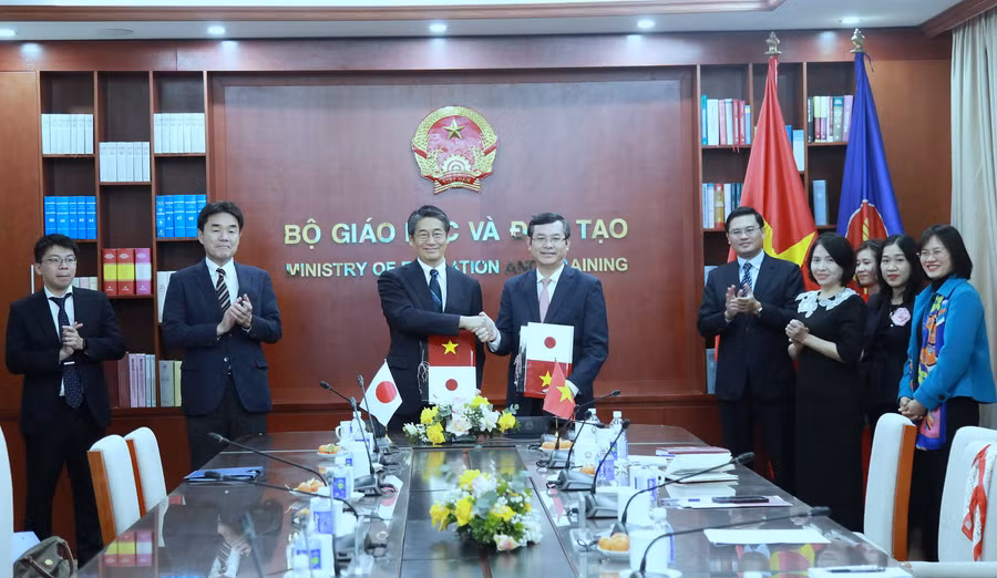 Lễ ký kết công hàm trao đổi giữa Chính phủ nước Cộng hòa xã hội chủ nghĩa Việt Nam và Chính phủ Nhật Bản về dự án học bổng Phát triển nguồn nhân lực Việt Nam - Nhật Bản.