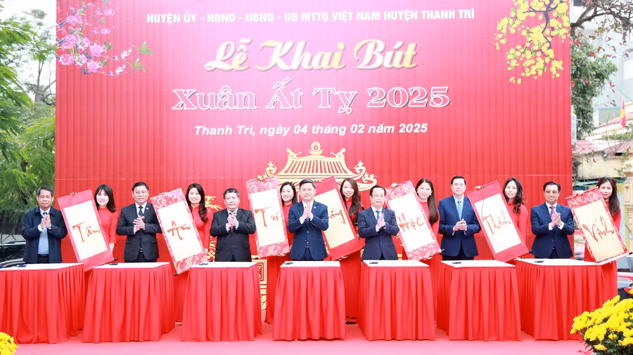 Các đại biểu thực hiện nghi thức khai bút.