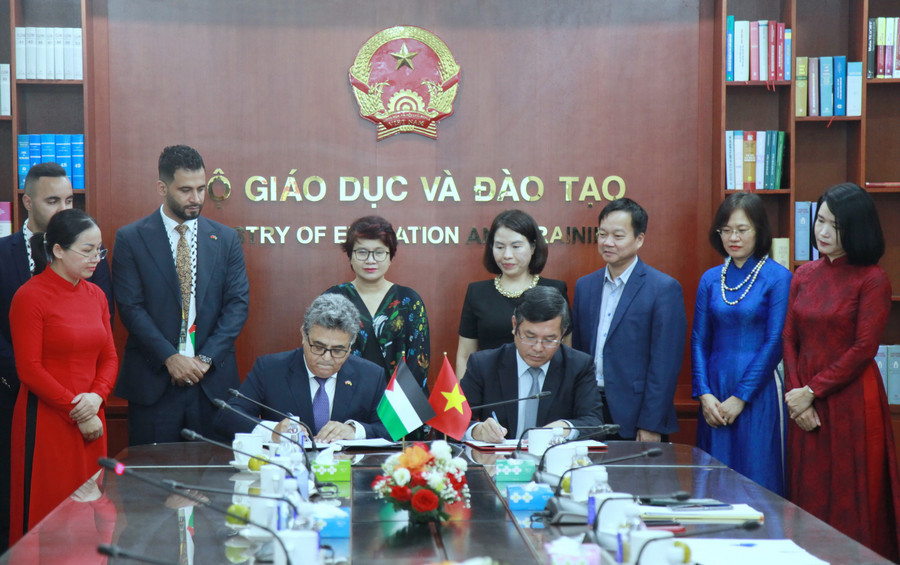 Hai bên thực hiện lễ ký kết. img-0178.jpg
