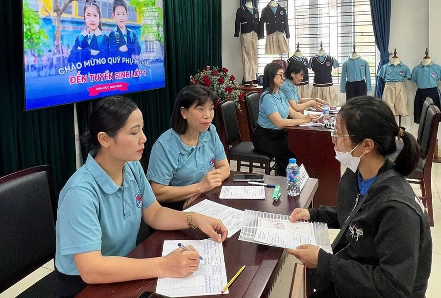 ឪពុកម្តាយត្រូវបានផ្តល់ការគាំទ្រអតិបរមានៅពេលមកសាលារៀនដើម្បីចុះឈ្មោះចូលរៀន។ 514352241-1222978502959987-5330707998551238342-n.jpg