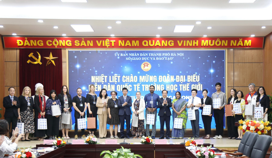 Lãnh đạo Sở GD&ĐT Hà Nội tặng quà lưu niệm cho giáo viên, học sinh tham gia Diễn đàn.