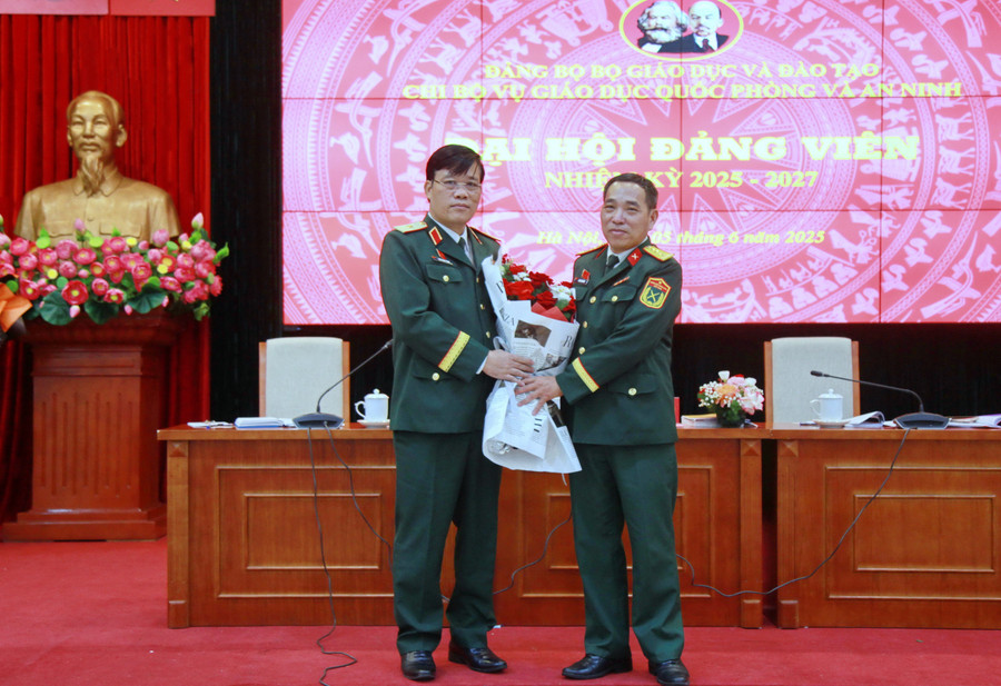 Đồng chí Trần Ngọc Thanh - Bí thư Chi bộ Vụ GDQPAN tặng hoa chúc mừng đồng chí trong Chi ủy không tái cử nhiệm kỳ mới. img-0328.jpg