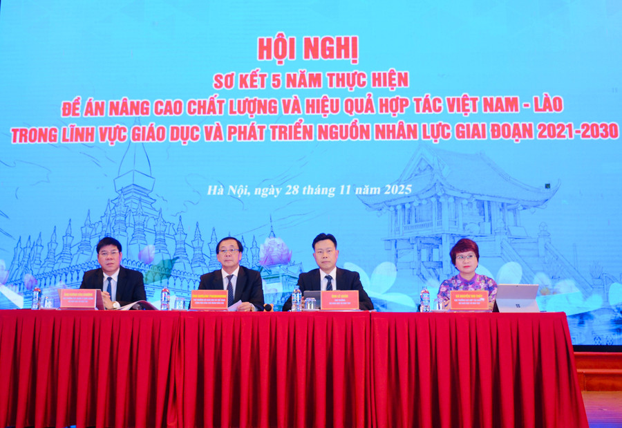 Thứ trưởng Bộ Giáo dục và Đào tạo Việt Nam Lê Quân và Thứ trưởng Bộ Giáo dục và Thể thao Lào Samlane Phankhavong đồng chủ trì hội nghị.