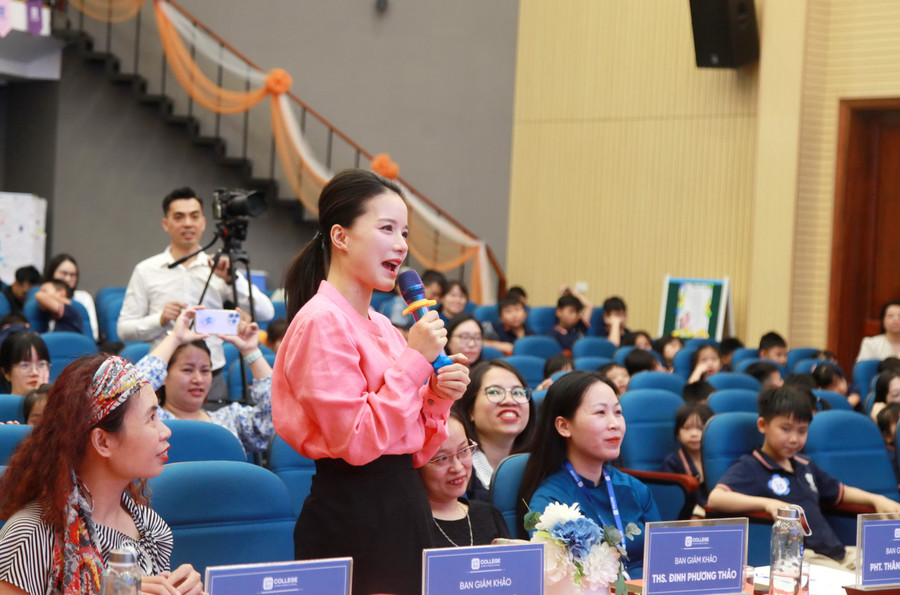 Đại diện Ban Giám khảo đặt câu hỏi cho các thí sinh tại vòng chung kết. img-0235.jpg