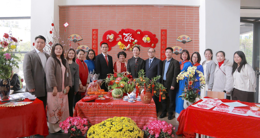 Các vị khách quốc tế trải nghiệm không khí Tết cùng thầy trò Trường THPT chuyên Hà Nội - Amsterdam.