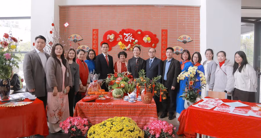 Các vị khách quốc tế trải nghiệm không khí Tết cùng thầy trò Trường THPT chuyên Hà Nội - Amsterdam.